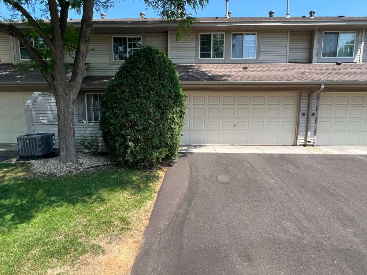 Townhouse for rent at 1049 Lovell Lane N, Saint Paul, MN 55113