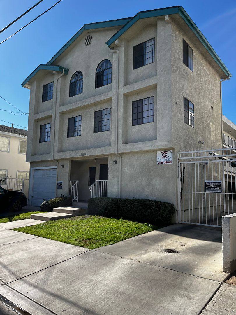 Apartment for rent at 13119 Doty Ave, Hawthorne, CA 90250