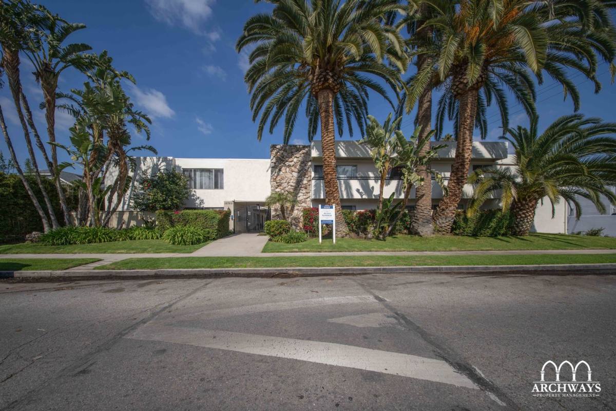 Apartment for rent at 10725 Acama St, North Hollywood, CA 91602