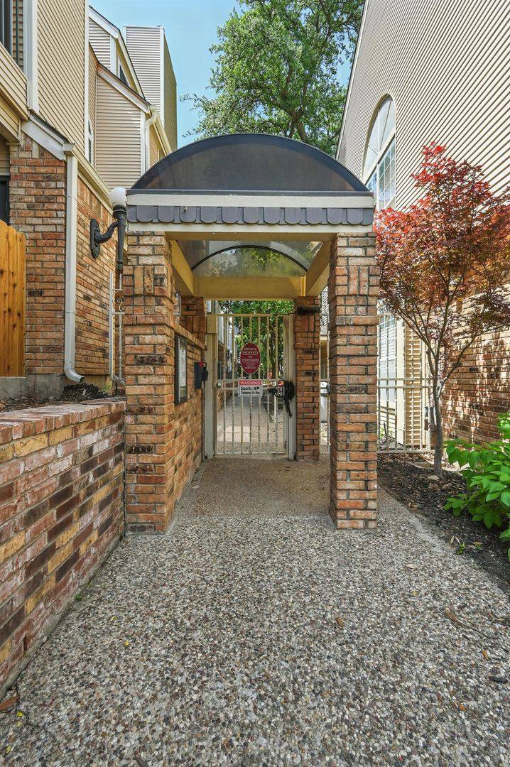 Apartment for rent at 5325 Bent Tree Forest Dr, Dallas, TX 75248