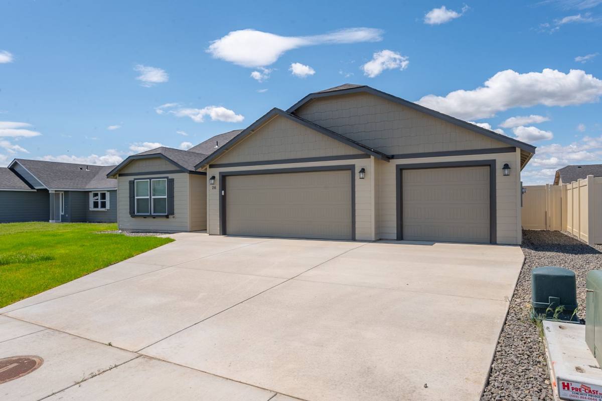 House for rent at 216 Newfield Dr, Moses Lake, WA 98837