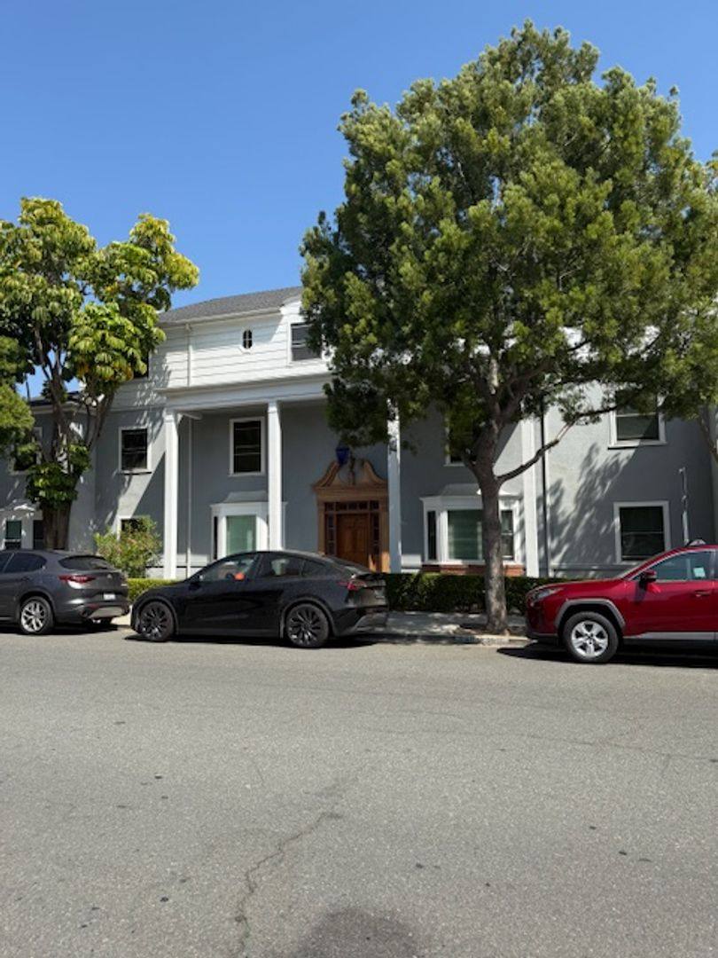Apartment for rent at 9904-9910 1 2 Durant Dr, Beverly Hills, CA 90212