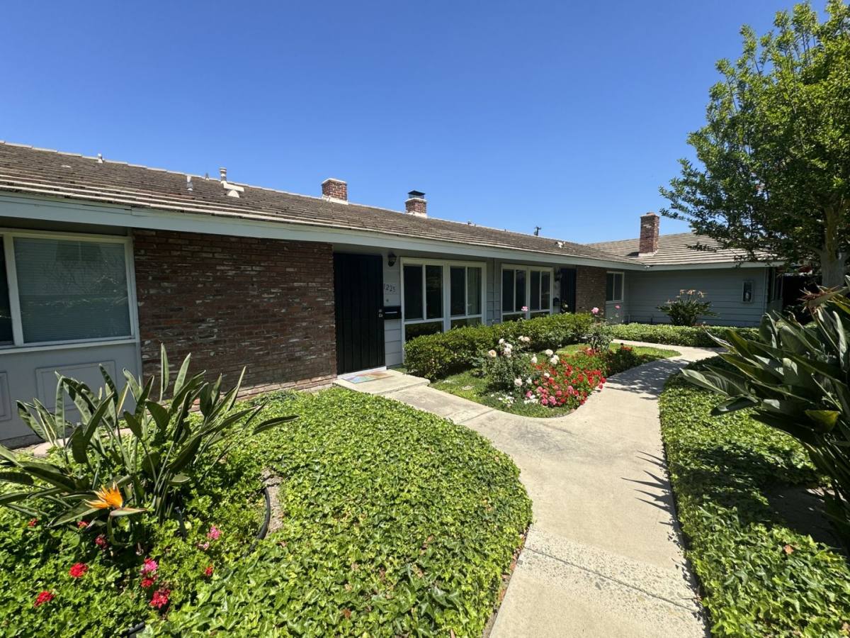 Townhouse for rent at 1225 E 1st St, Tustin, CA 92780
