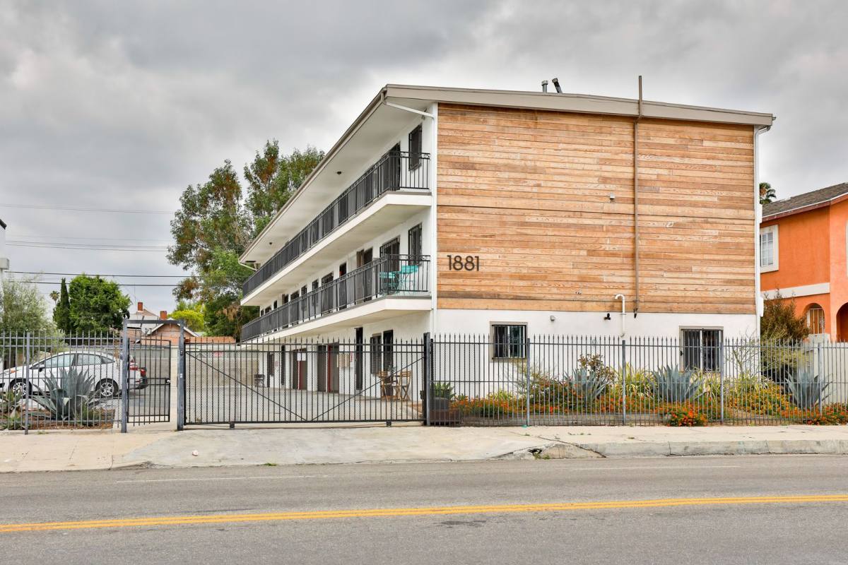 Apartment for rent at 1881 Jefferson Blvd, Los Angeles, CA 90018