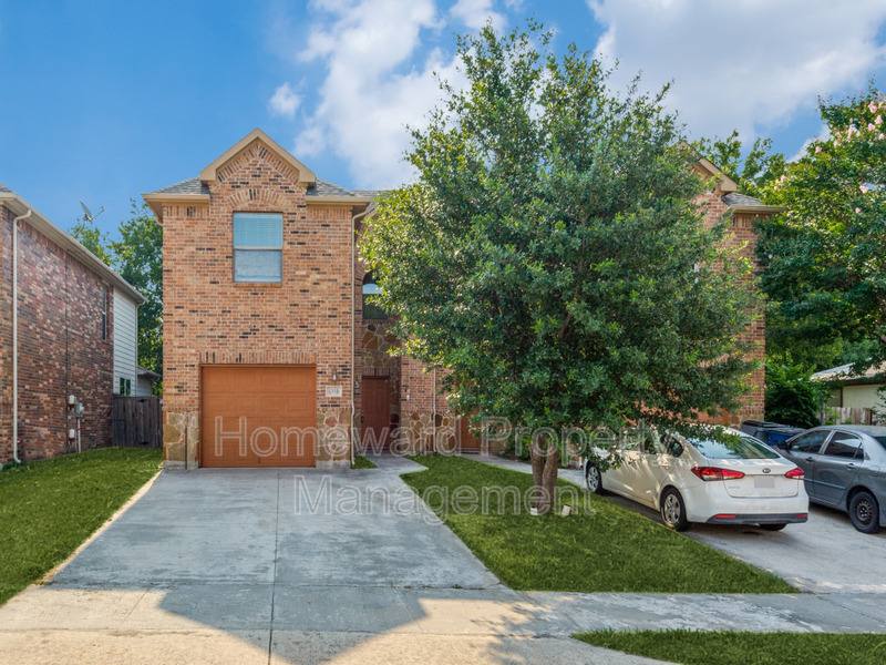 Townhouse for rent at 430 Woodgrove Dr #B, Little Elm, TX 75068