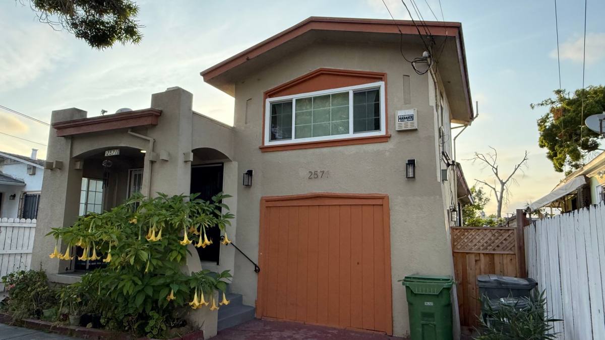 House for rent at 2571 35th Ave, Oakland, CA 94601