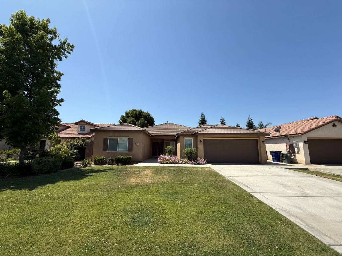 House for rent at 10819 Pointe Royal Dr, Bakersfield, CA 93311