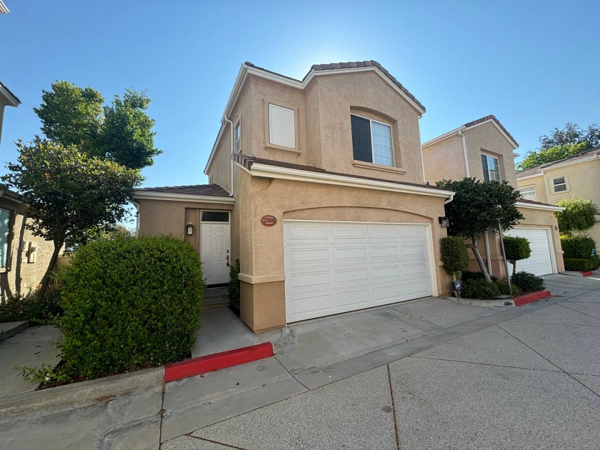 Townhouse for rent at 27909 Crown Court Circle, Valencia, CA 91354