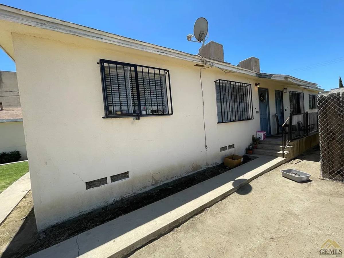 House for rent at 1008 1 2 H St, Bakersfield, CA 93305
