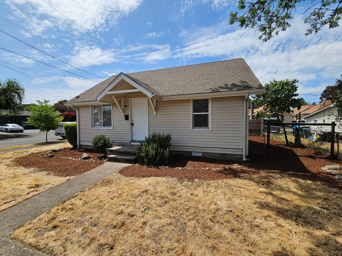 House for rent at 499 17th St SE, Salem, OR 97301