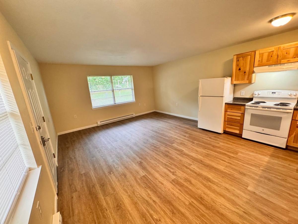 Apartment for rent at 615 S 8th St, Deepwater, MO 64740