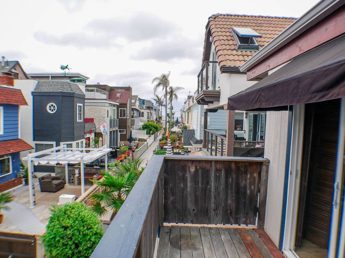 Apartment for rent at 3950-56 Mission Blvd, San Diego, CA 92109