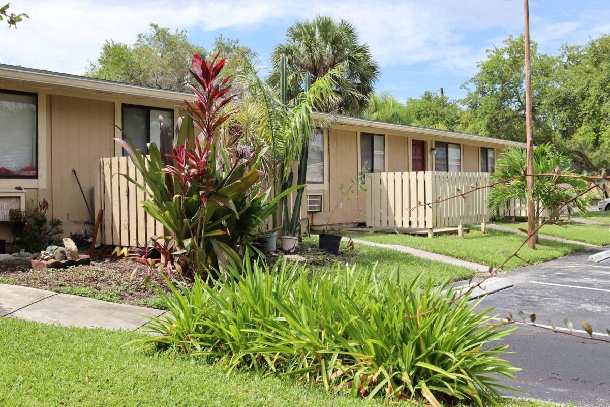 Apartment for rent at 10119 N Nob Hill Circle, Fort Lauderdale, FL 33321