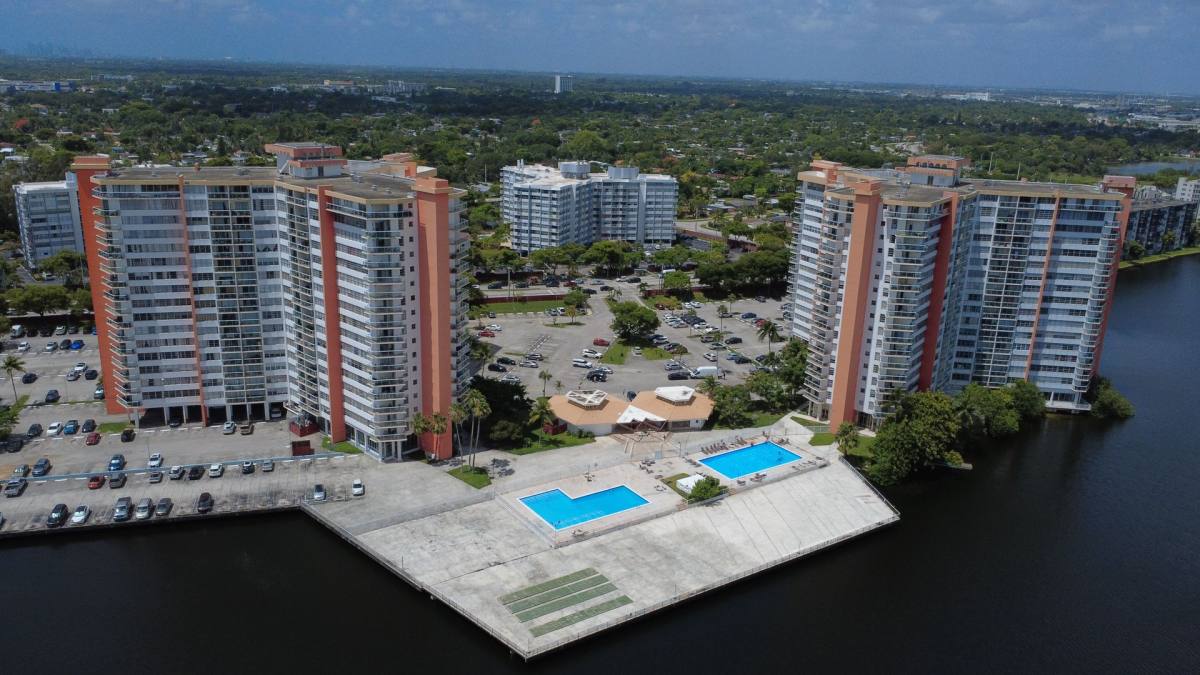 Apartment for rent at 1351 NE Miami Gardens Dr, Miami, FL 33179