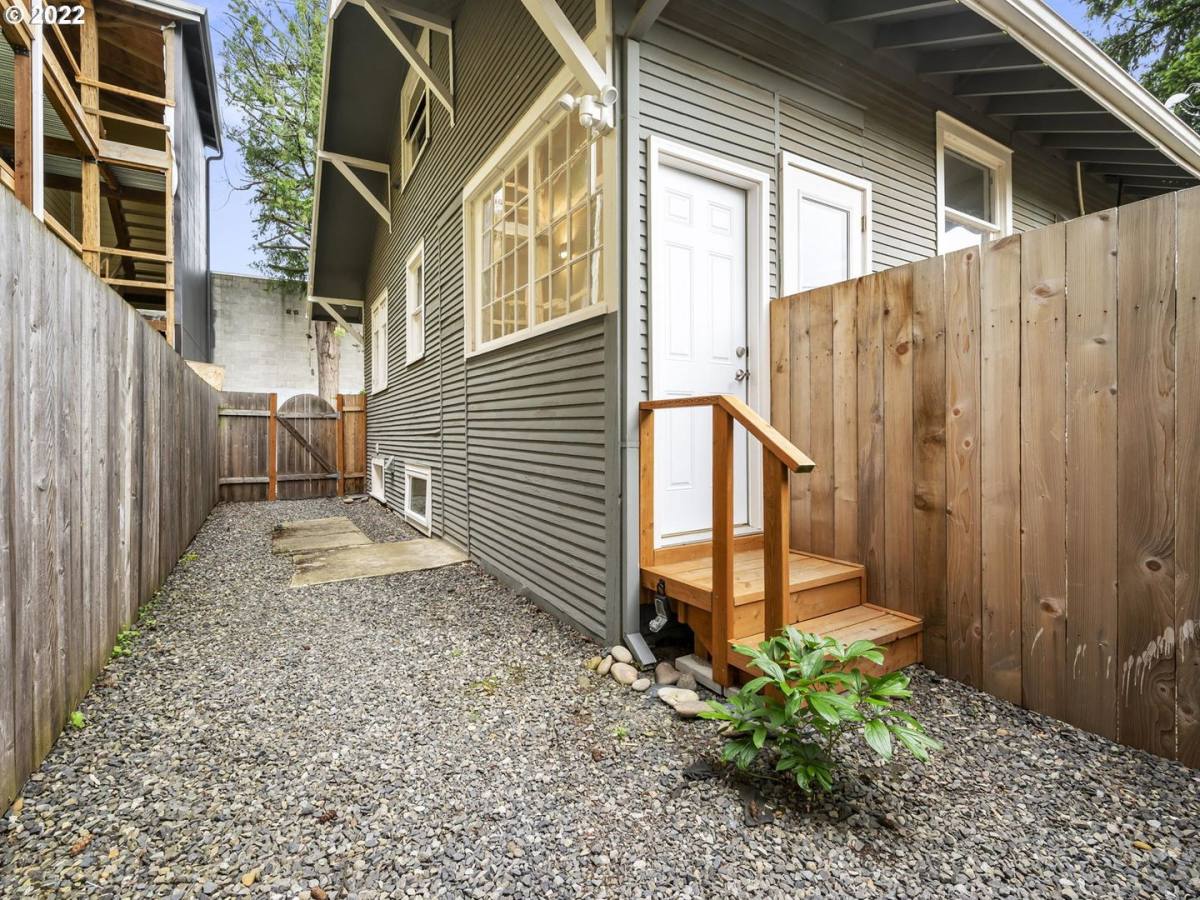 House for rent at 7702 SE Mitchell St, Portland, OR 97206
