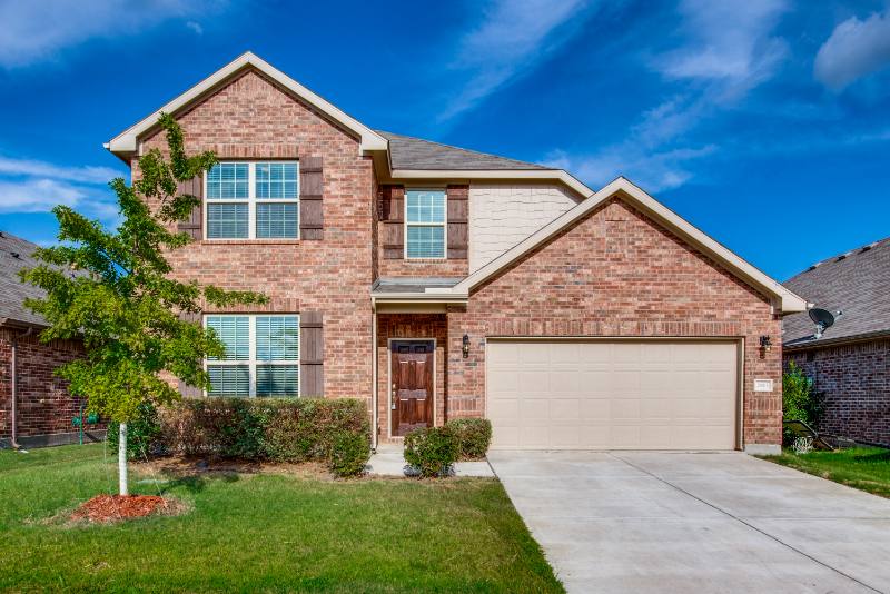 House for rent at 2813 Castle Creek Dr, Little Elm, TX 75068