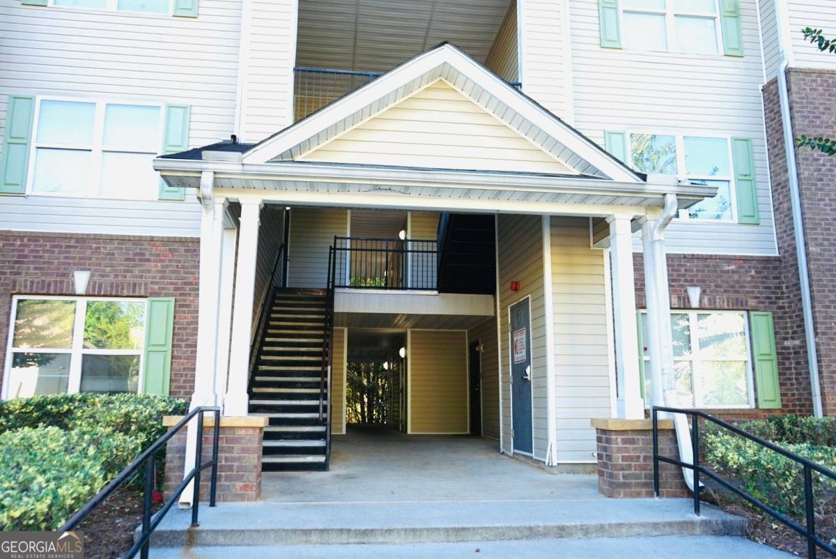 Apartment for rent at 12101 Fairington Ridge Circle, Lithonia, GA 30038