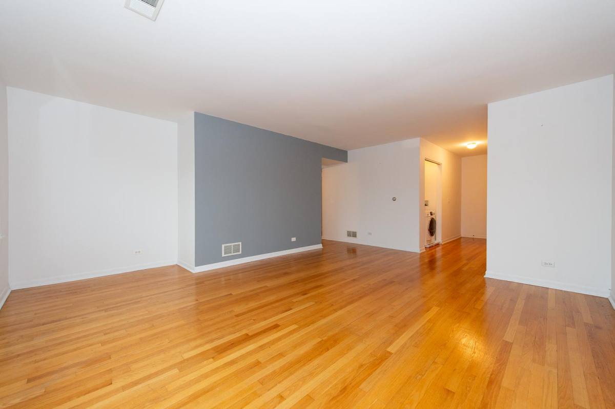 Apartment for rent at 5222 W Belmont Ave #2F, Chicago, IL 60641