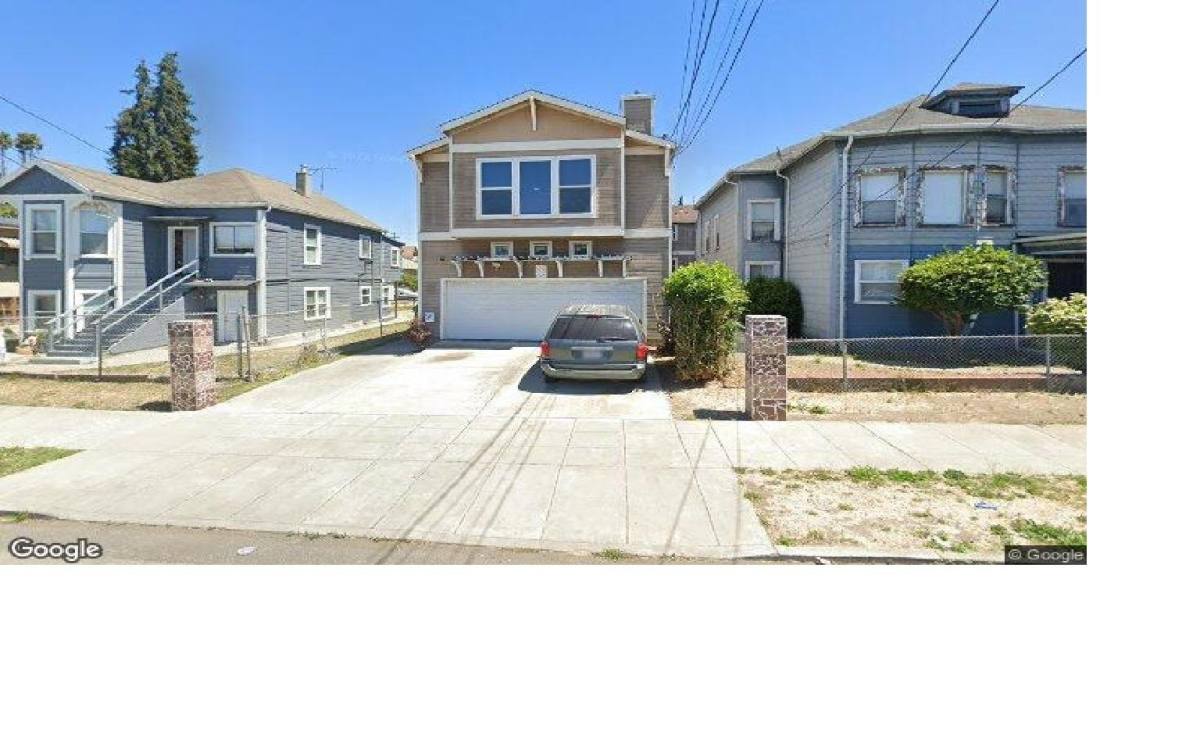 Townhouse for rent at 2122 E 20th St #1, Oakland, CA 94606