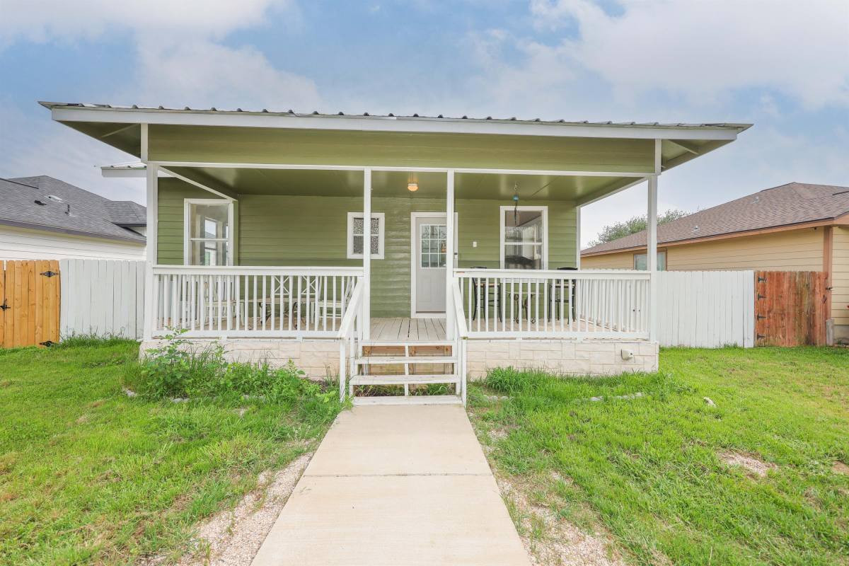 House for rent at 1709 16th St, Hondo, TX 78861