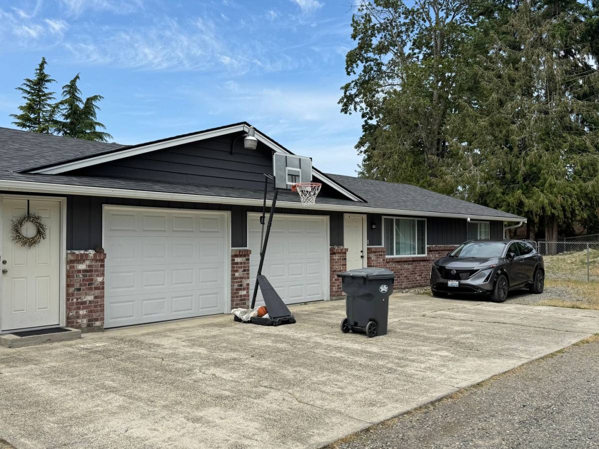 House for rent at 9021 128th St E, Puyallup, WA 98373