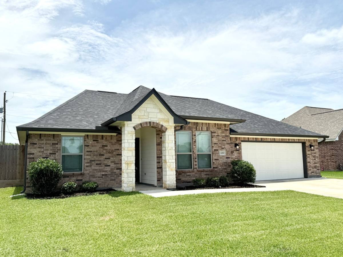 Apartment for rent at 229 Shannon St, Angleton, TX 77515