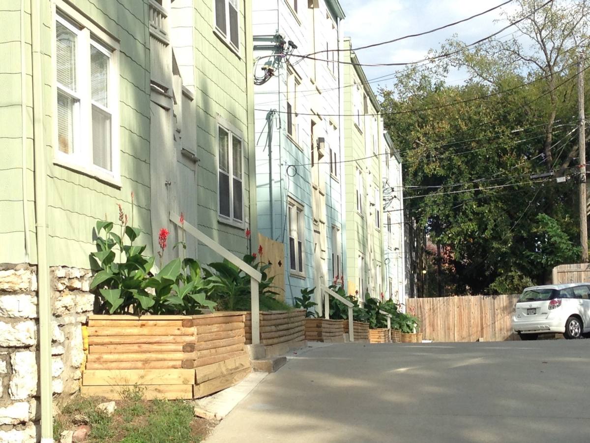 Apartment for rent at 209-225 W 38th St, Kansas City, MO 64111