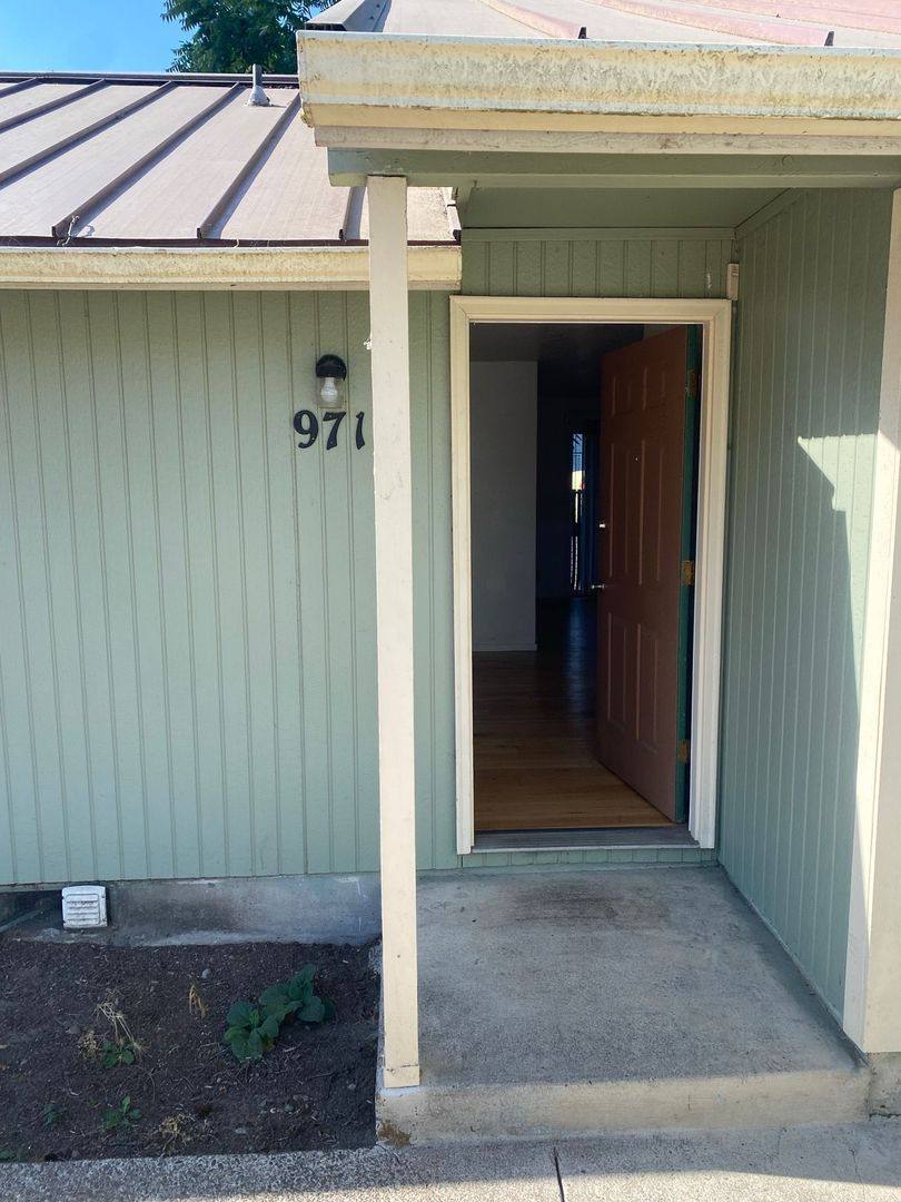 Apartment for rent at 971-973 W L St, Springfield, OR 97477