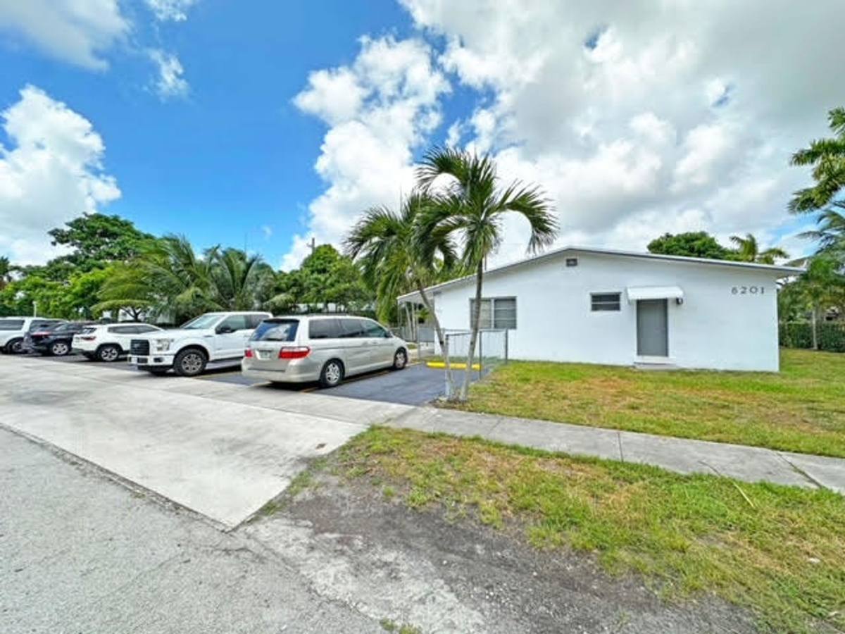 Apartment for rent at 6201 Taylor St, Hollywood, FL 33024