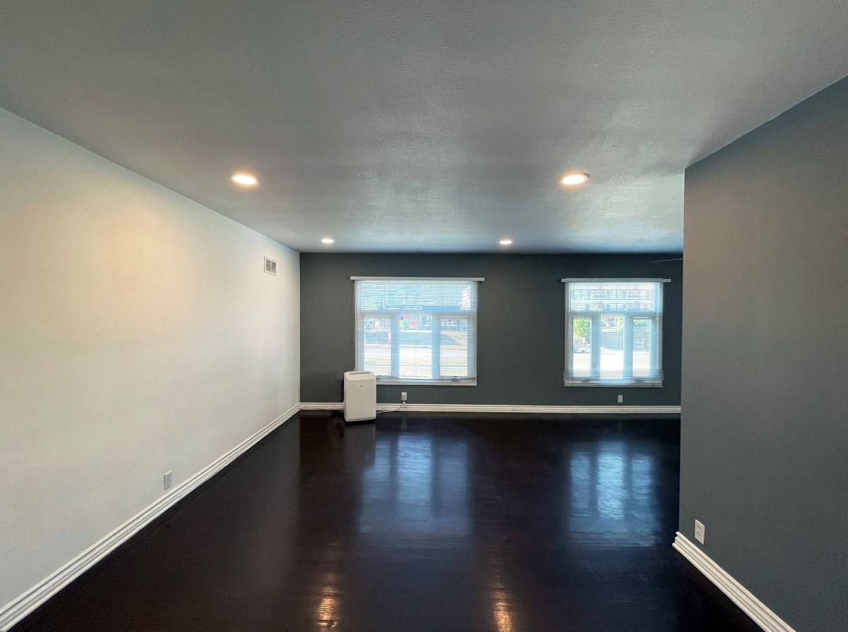 Apartment for rent at 402 Robertson Blvd, Los Angeles, CA 90048