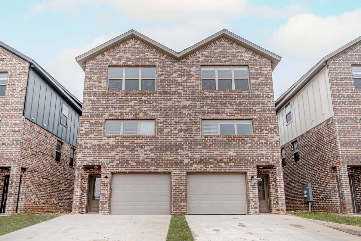 Townhouse for rent at 2707-1 SW Livingston Sqaure, Bentonville, AR 72713