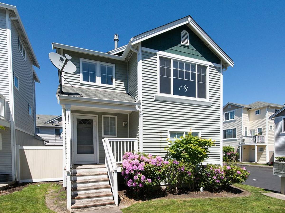 Townhouse for rent at 11216 3rd Ave E, Tacoma, WA 98445