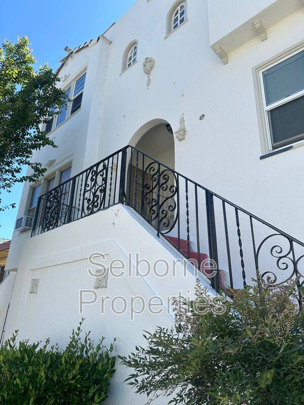 Apartment for rent at 1011 E 22nd St, Oakland, CA 94606