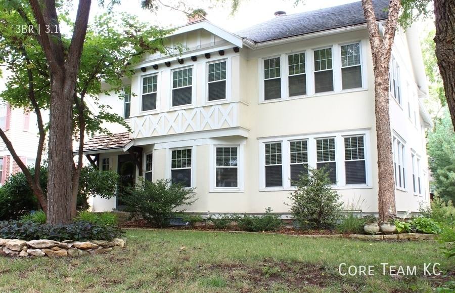 Townhouse for rent at 4819 Jarboe St, Kansas City, MO 64112