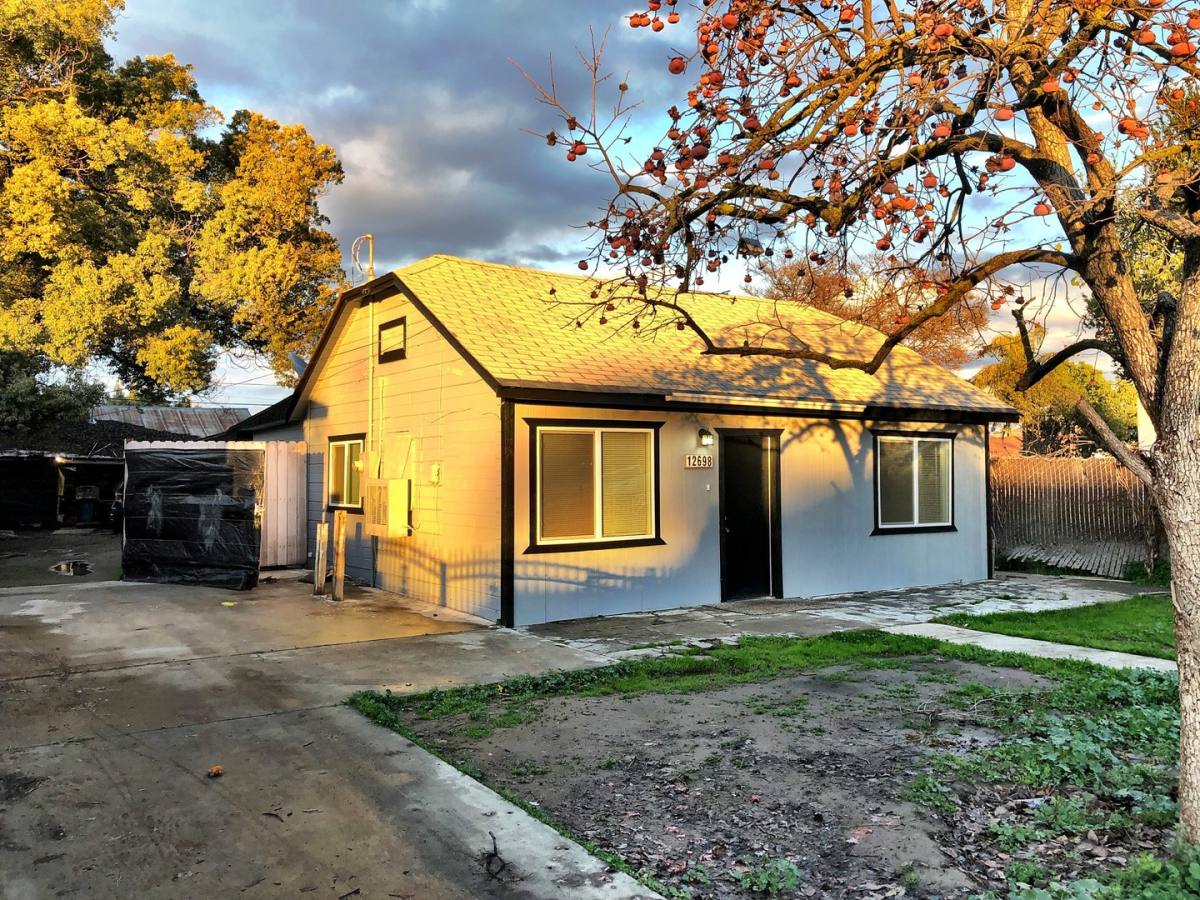 Apartment for rent at 12698 1st Dr, Cutler, CA 93615