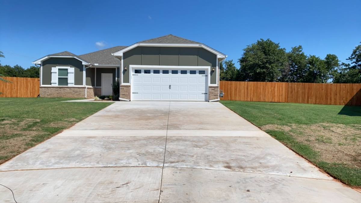 House for rent at 12437 Armstrong Dr, Edmond, OK 73013