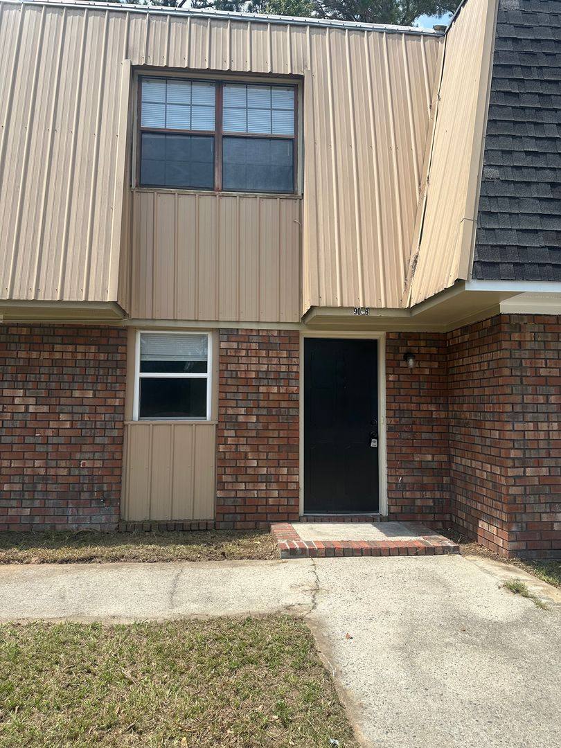 Townhouse for rent at 902 W Pine St, Hinesville, GA 31313