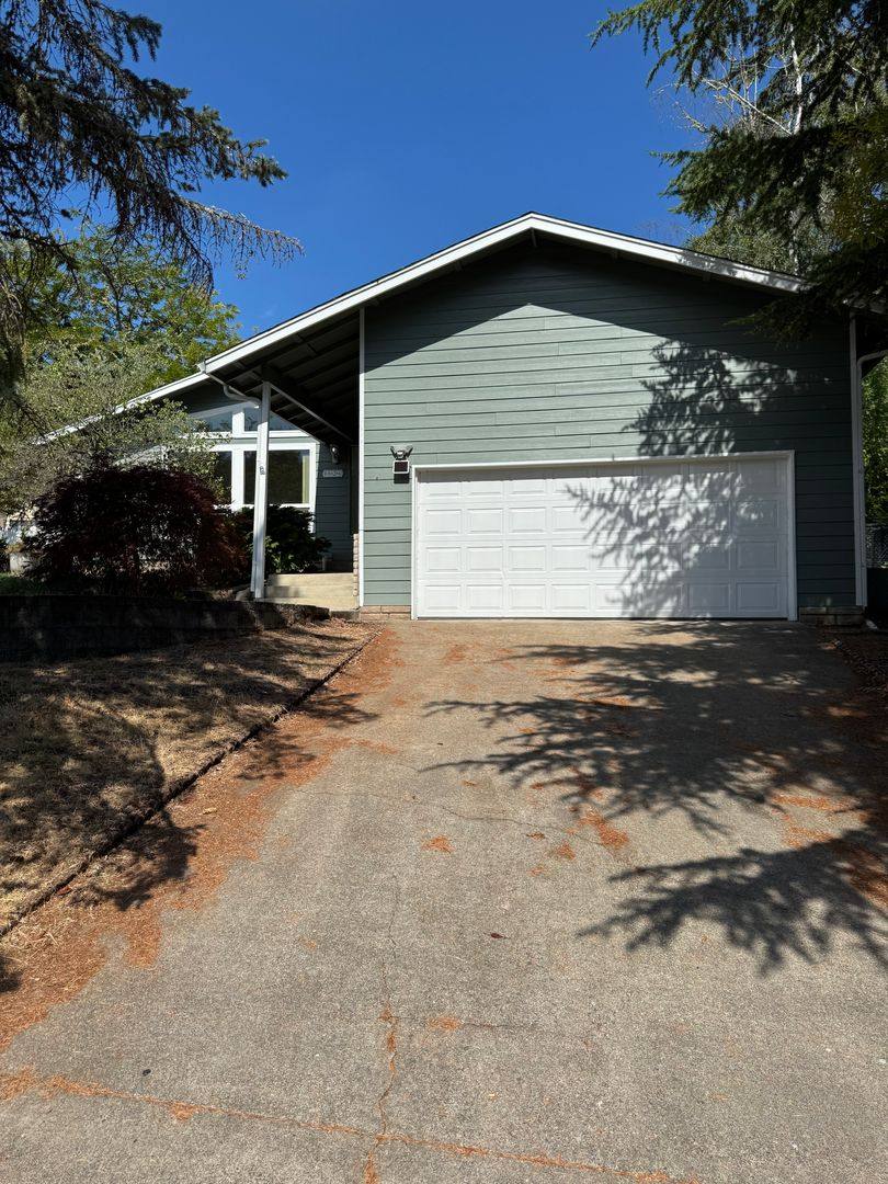 House for rent at 826 Sharon Ave, Roseburg, OR 97470