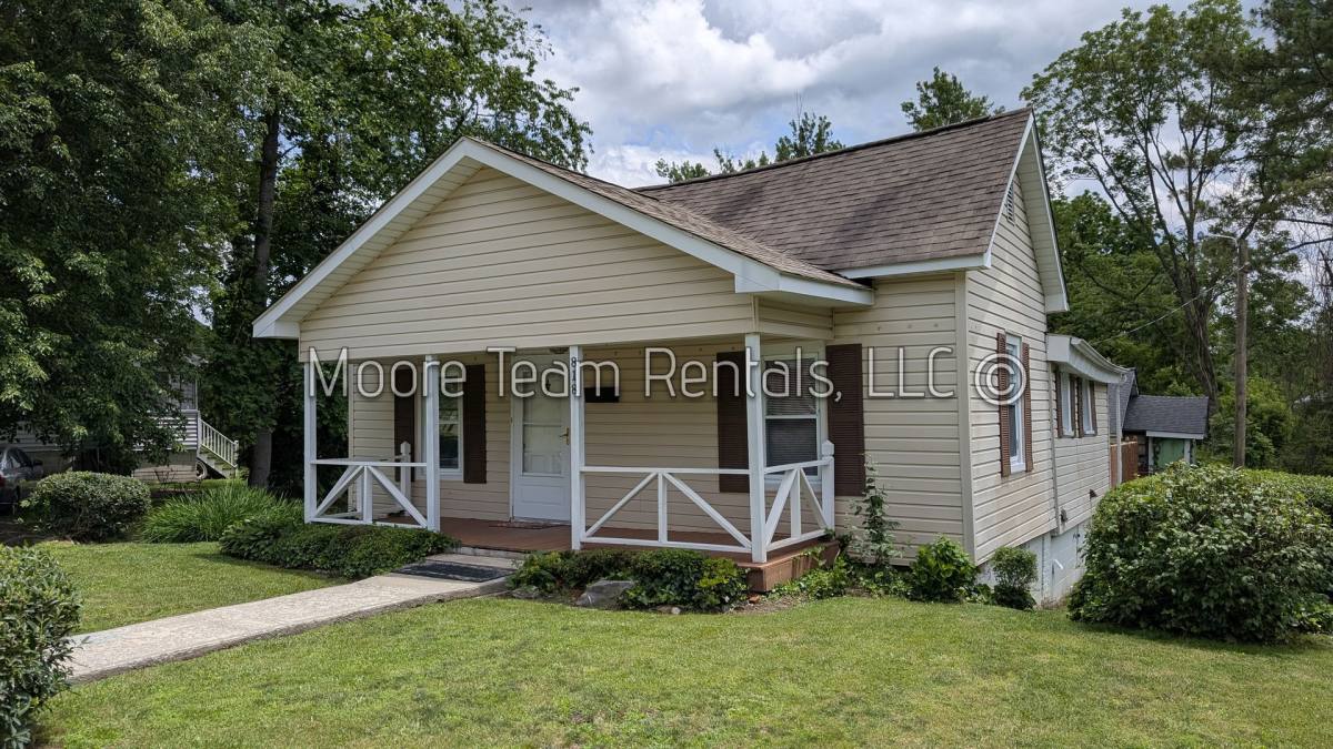 House for rent at 818 3rd Ave W, Hendersonville, NC 28739