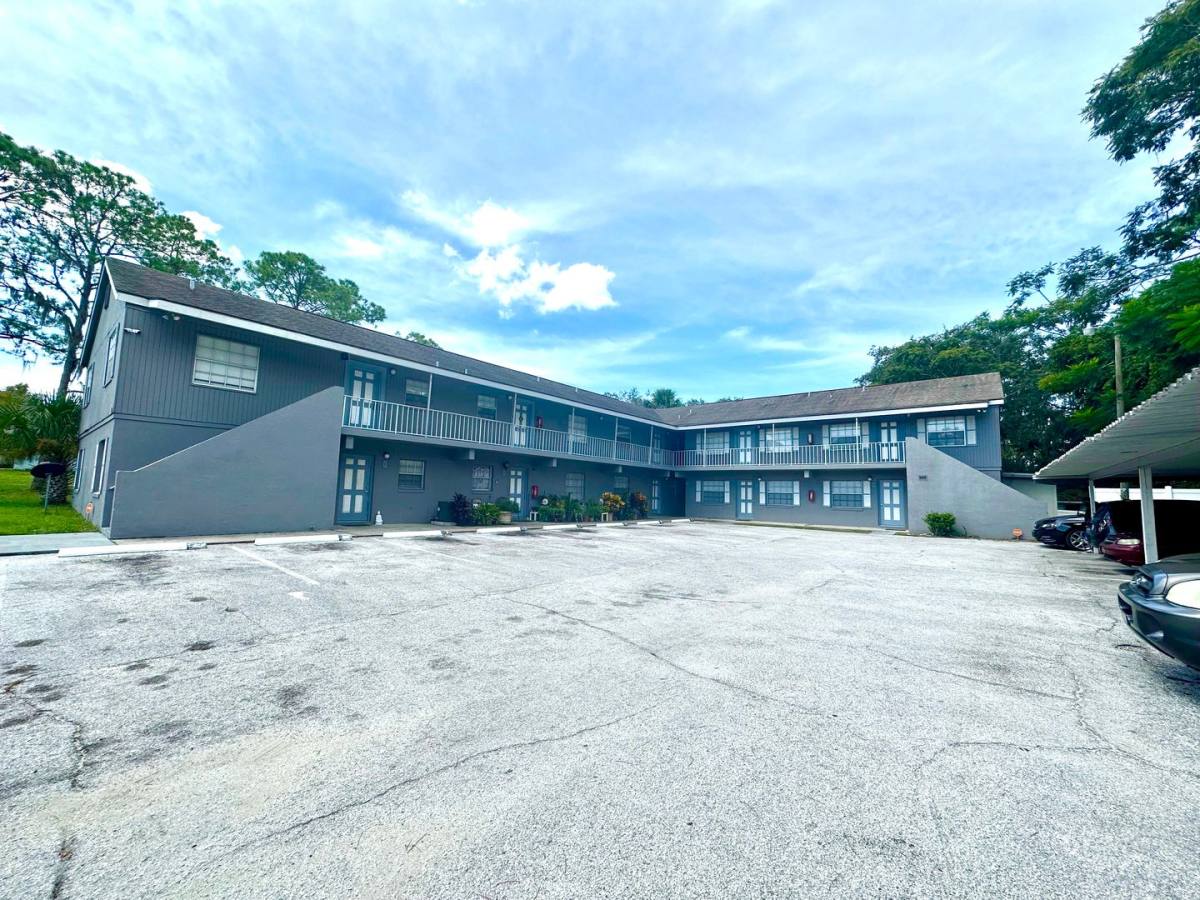 Apartment for rent at 400 N Hawley St, Eustis, FL 32726