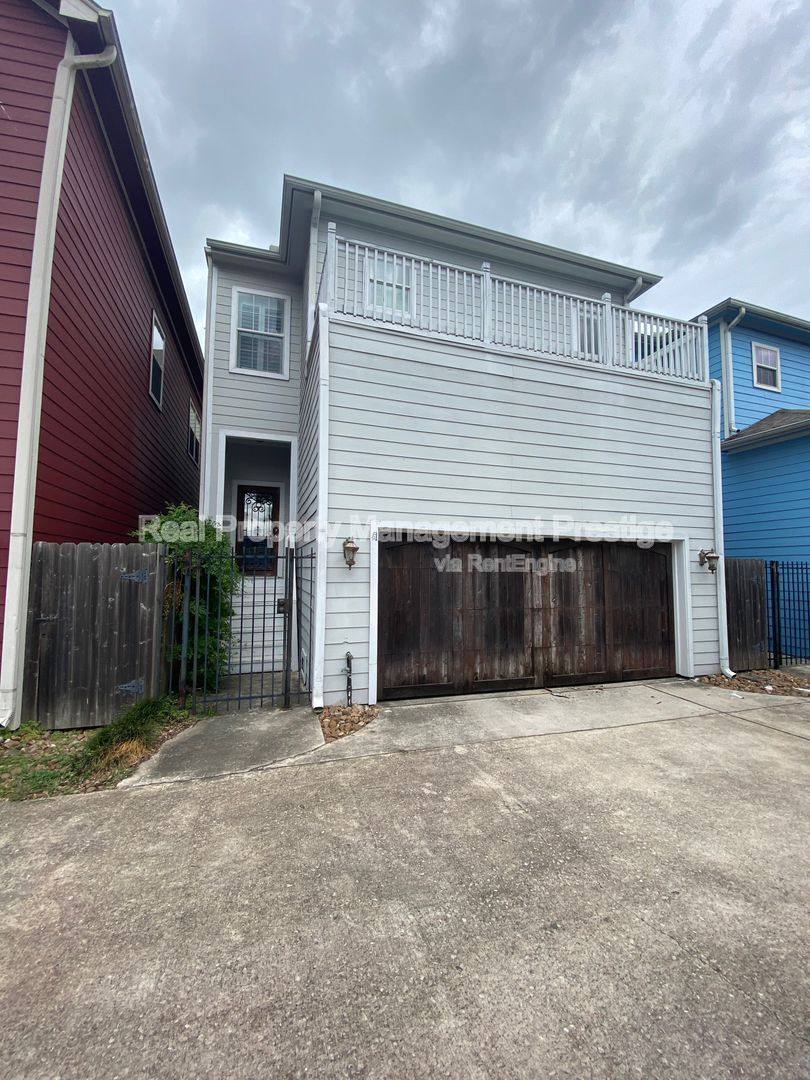 Apartment for rent at 1109 W 15th 1 2 St #C, Houston, TX 77008