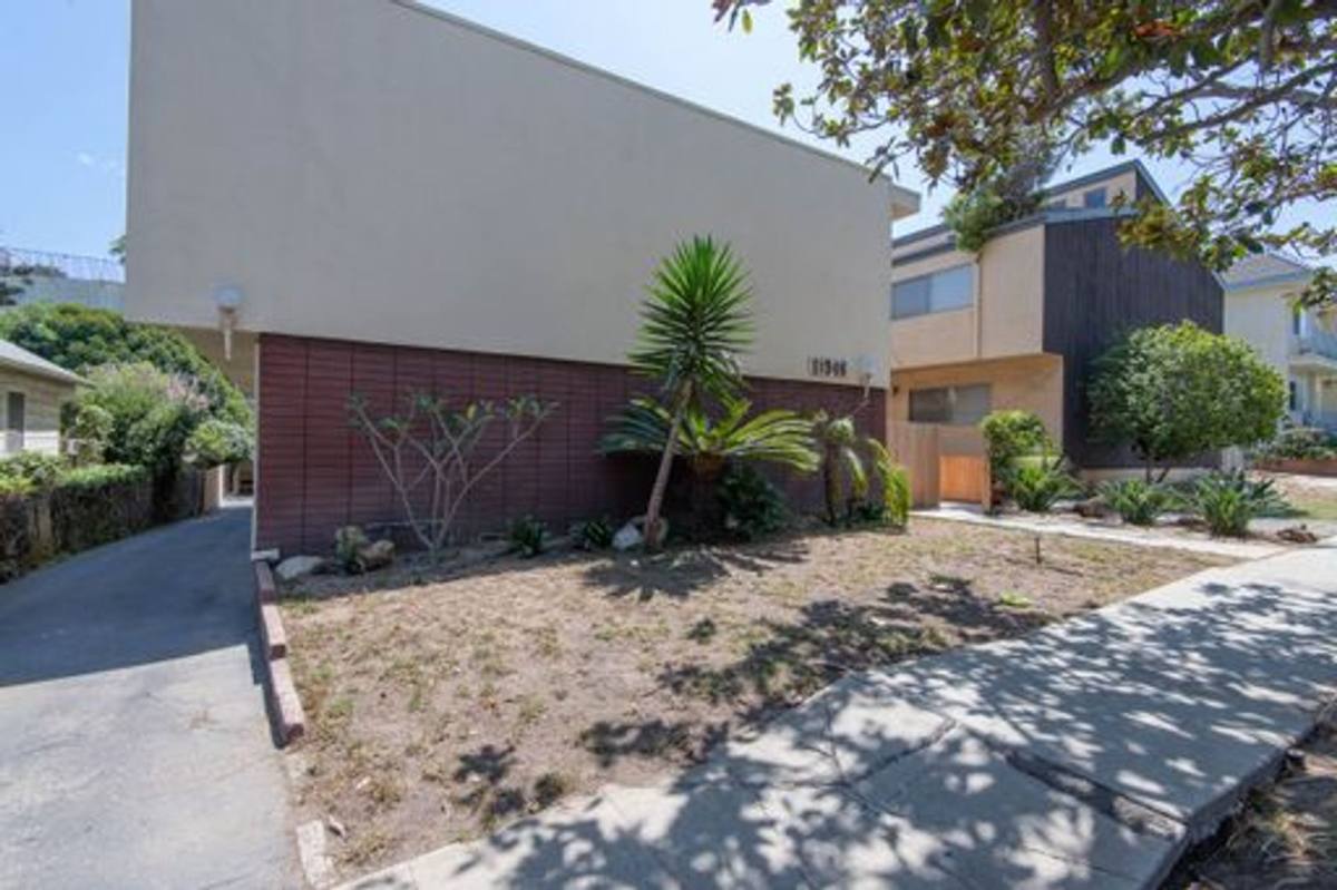 Apartment for rent at 11946 Kiowa Ave, Los Angeles, CA 90049