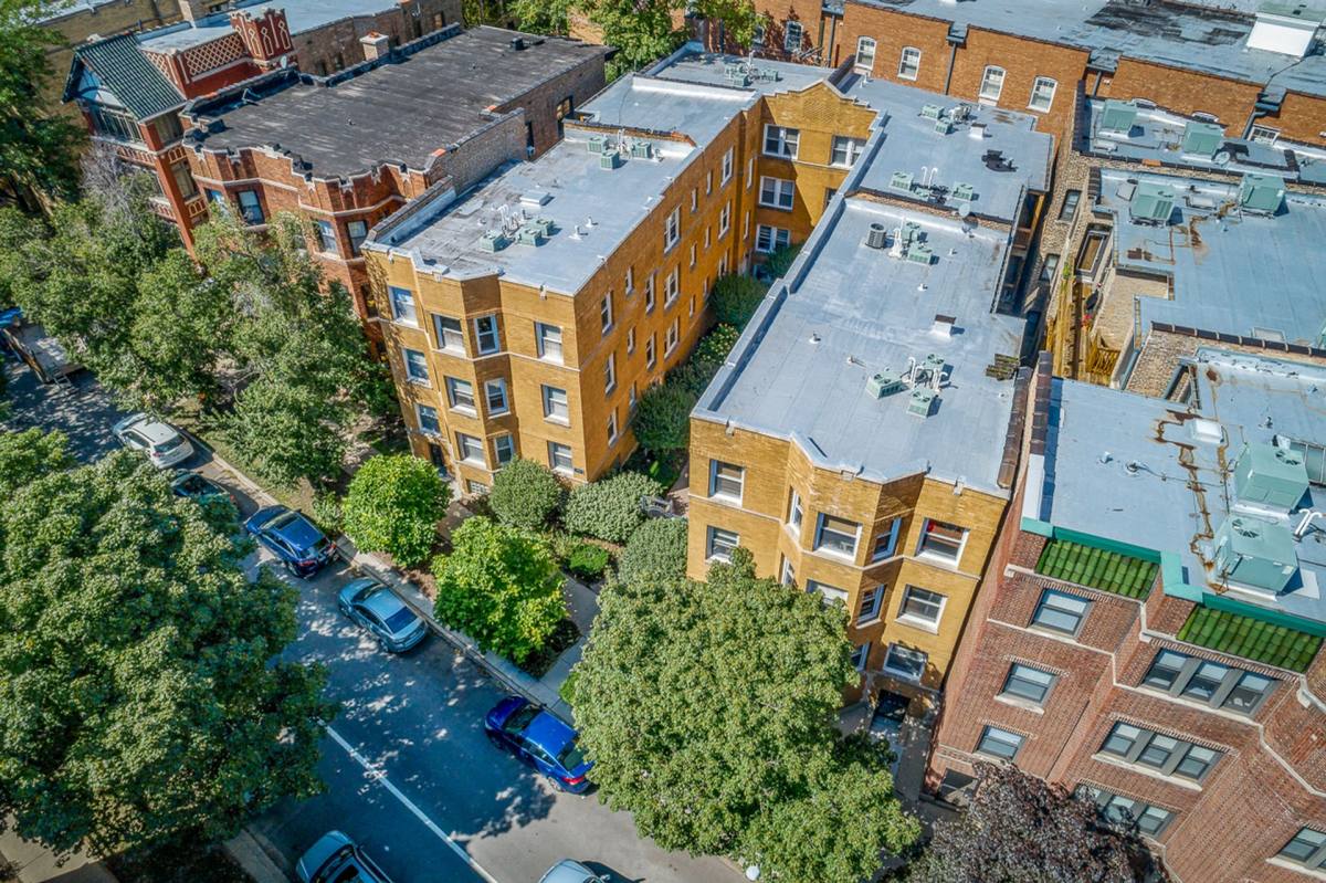 Condo for rent at 628 W Roscoe St, Chicago, IL 60657