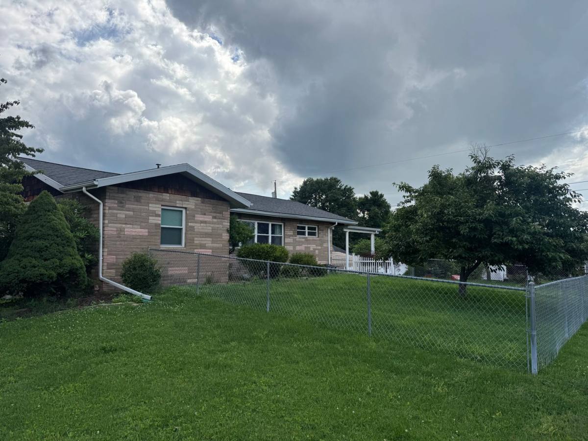 House for rent at 900 41st St, Vienna, WV 26105