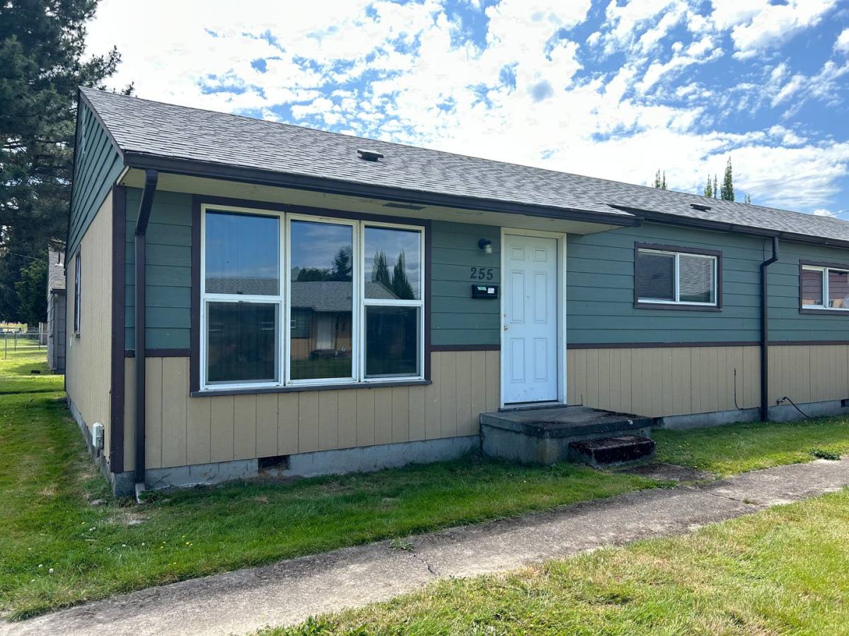 Apartment for rent at 255-257 Cypress St, Longview, WA 98632