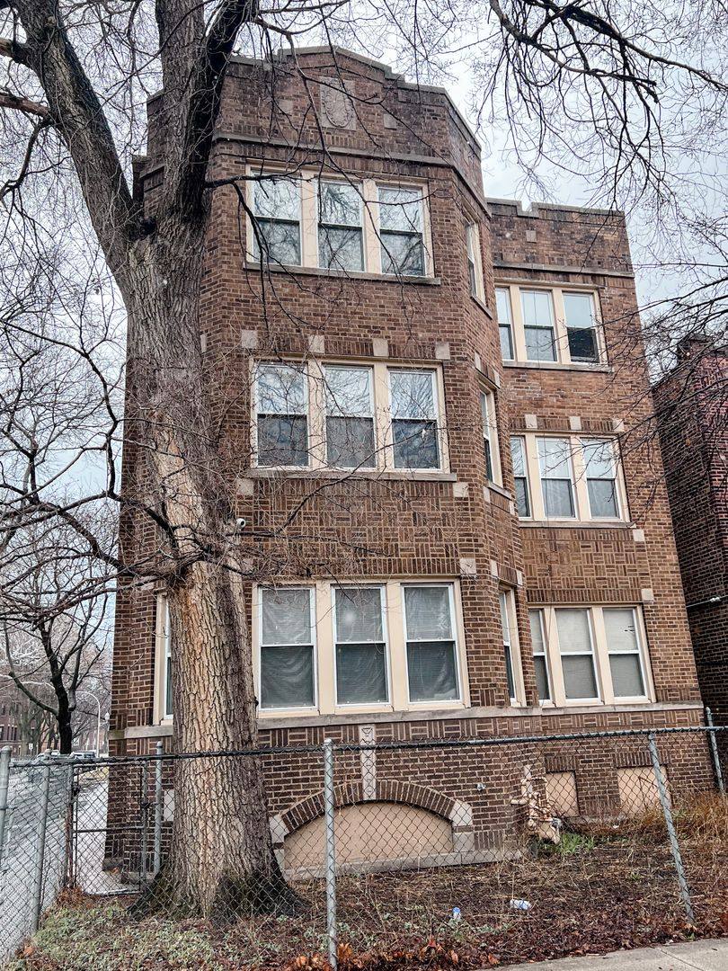 Apartment for rent at 835 E 80th St, Chicago, IL 60619