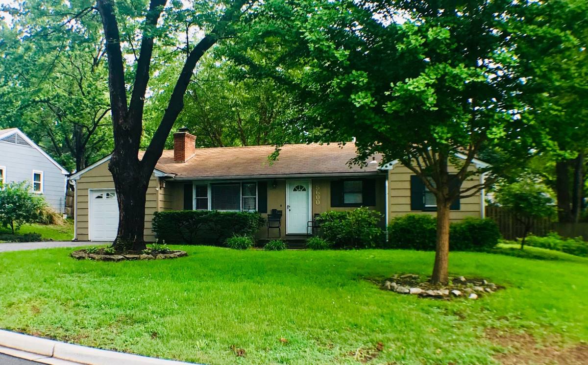 House for rent at 5600 W 70th St, Prairie Village, KS 66208