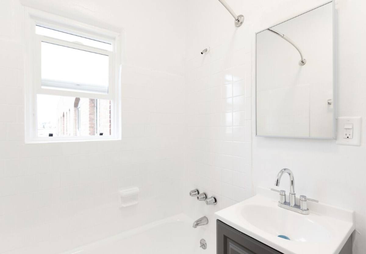 Apartment for rent at 426 S Manhattan Place, Los Angeles, CA 90020