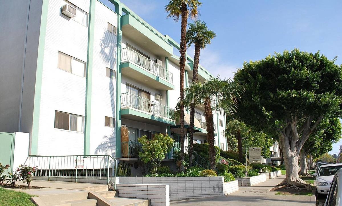 Apartment for rent at 458 N Hayworth Ave, Los Angeles, CA 90048