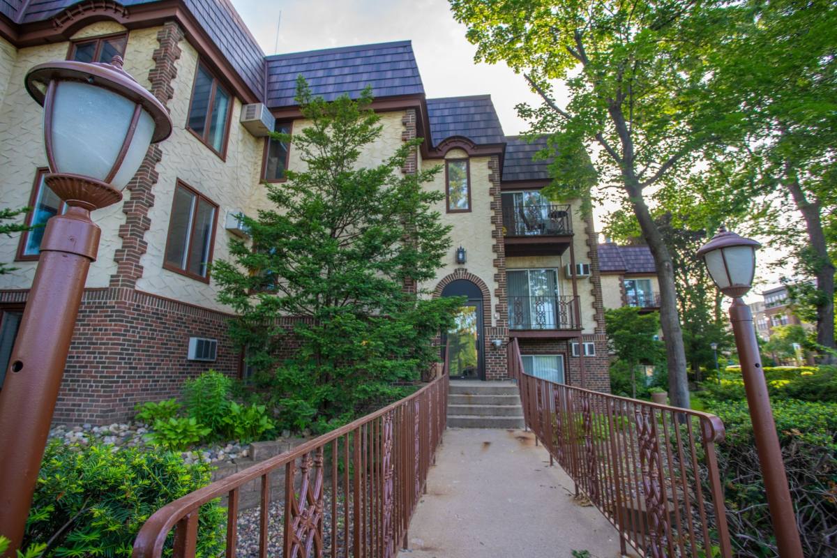 Apartment for rent at 3000 W River Parkway S, Minneapolis, MN 55406
